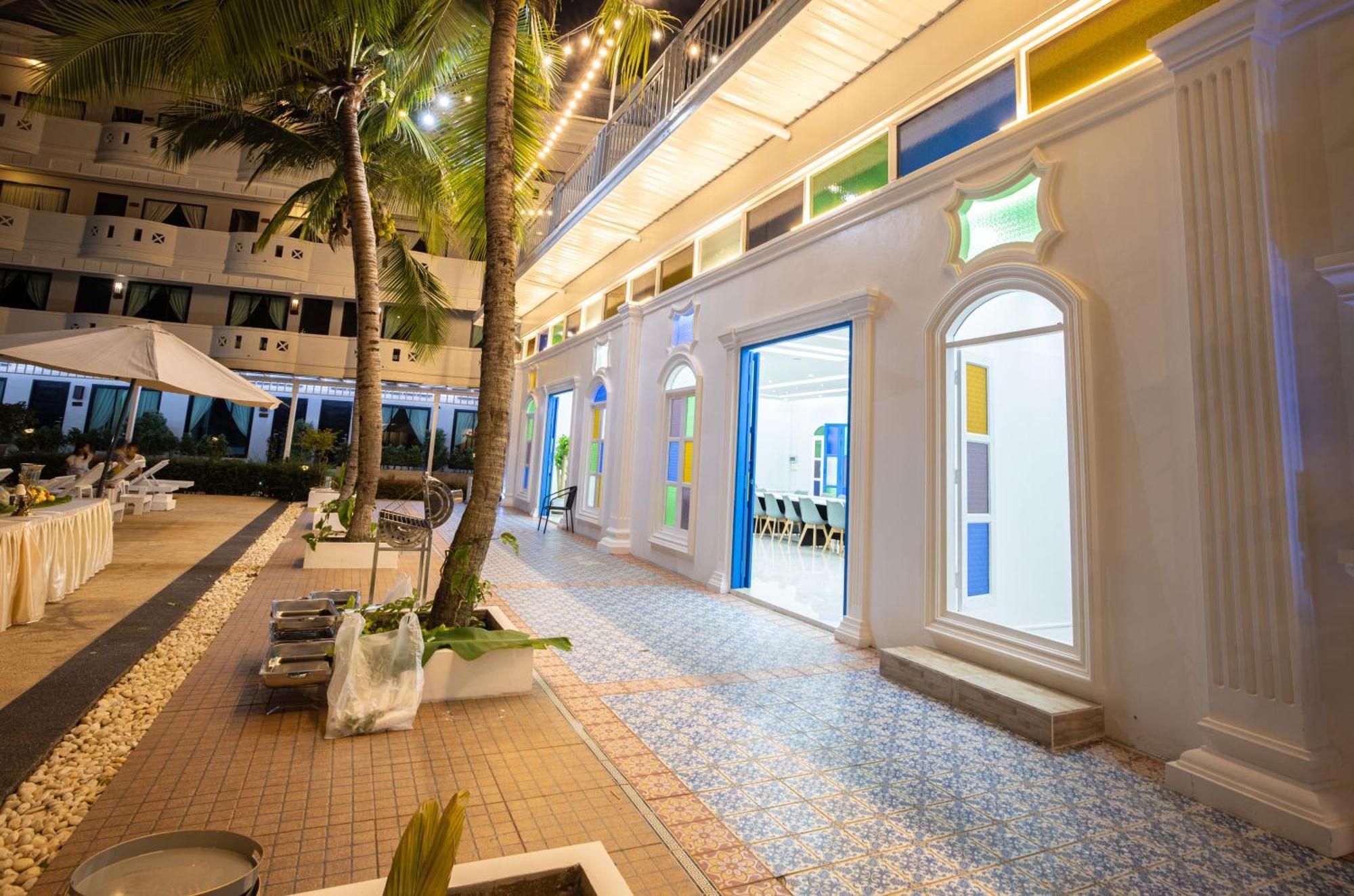 Blue Carina Hotel Phuket Bagian luar foto